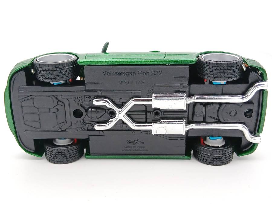 Maisto Volkswagen VW Golf Mk4 R32 1/24 Green Assembly Line Built - Rare