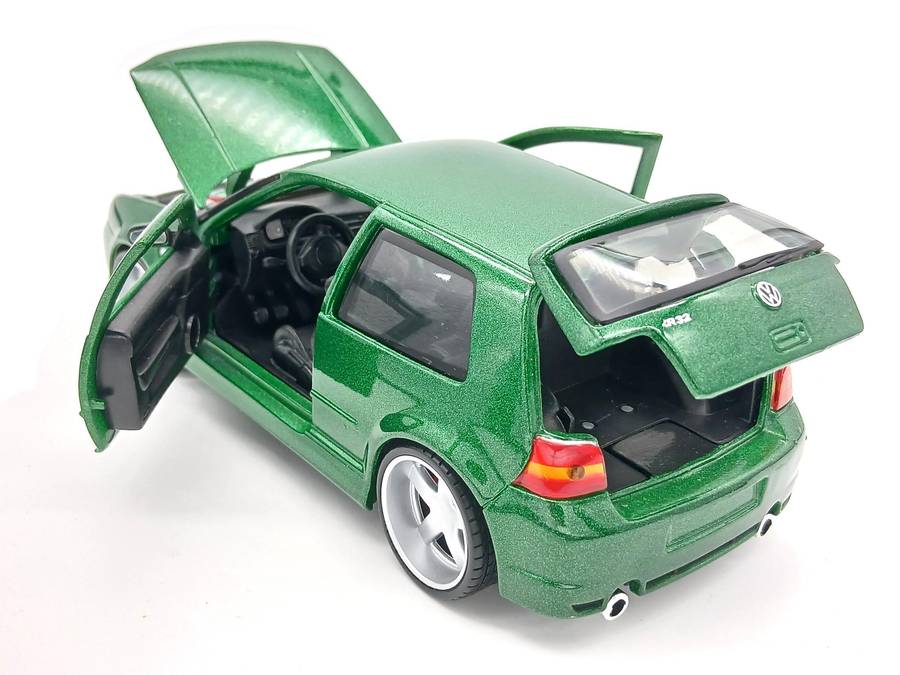 Maisto Volkswagen VW Golf Mk4 R32 1/24 Green Assembly Line Built - Rare