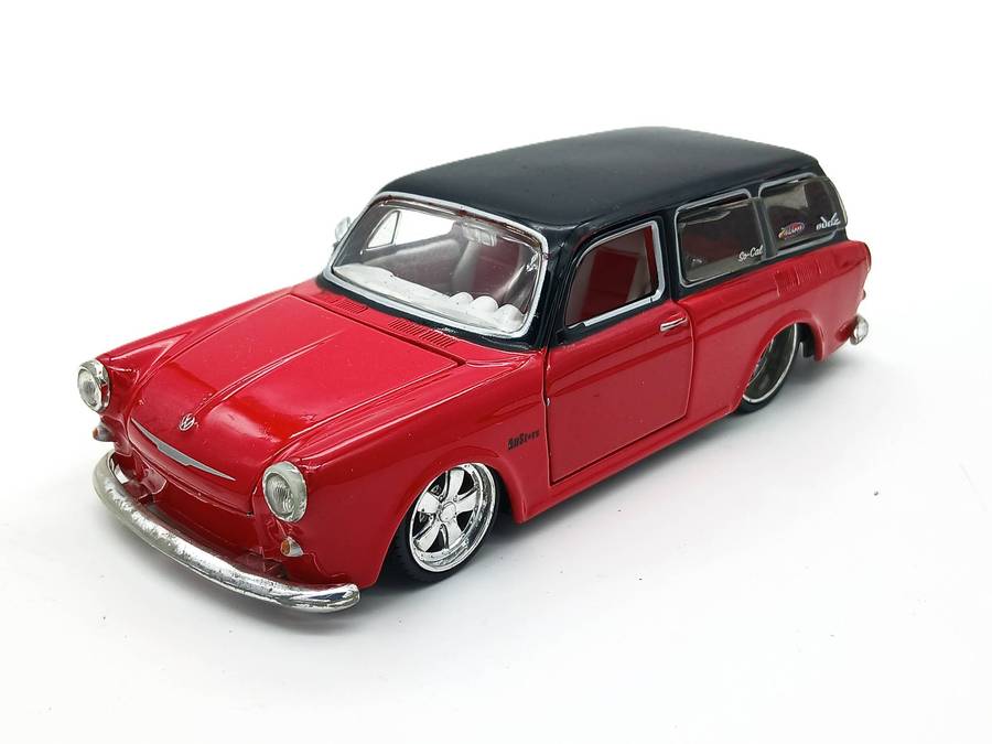 Maisto Volkswagen VW 1967 Squareback Allstars for restoration 1/24