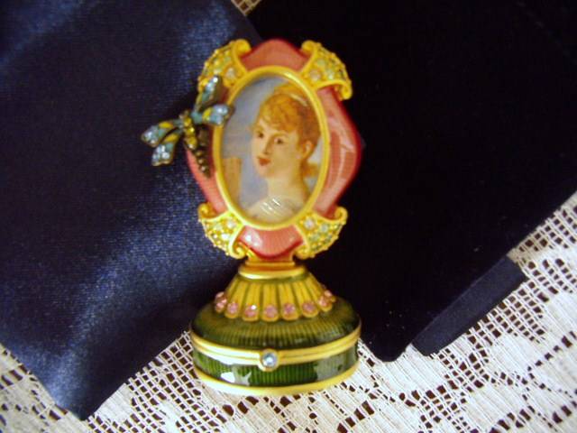 Estee Lauder Perfume Holder 2005 Strongfeller Designed with coloured Rhinestones