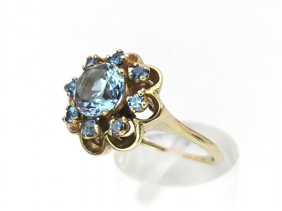 Beautiful 9ct gold blue topaz flower ring
