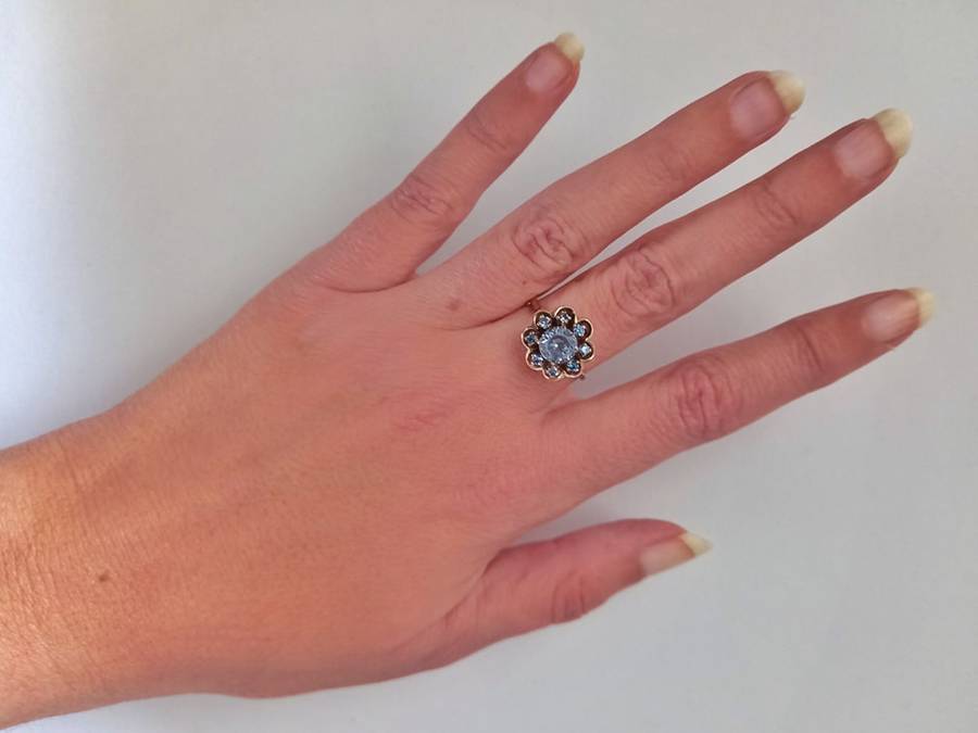 Beautiful 9ct gold blue topaz flower ring