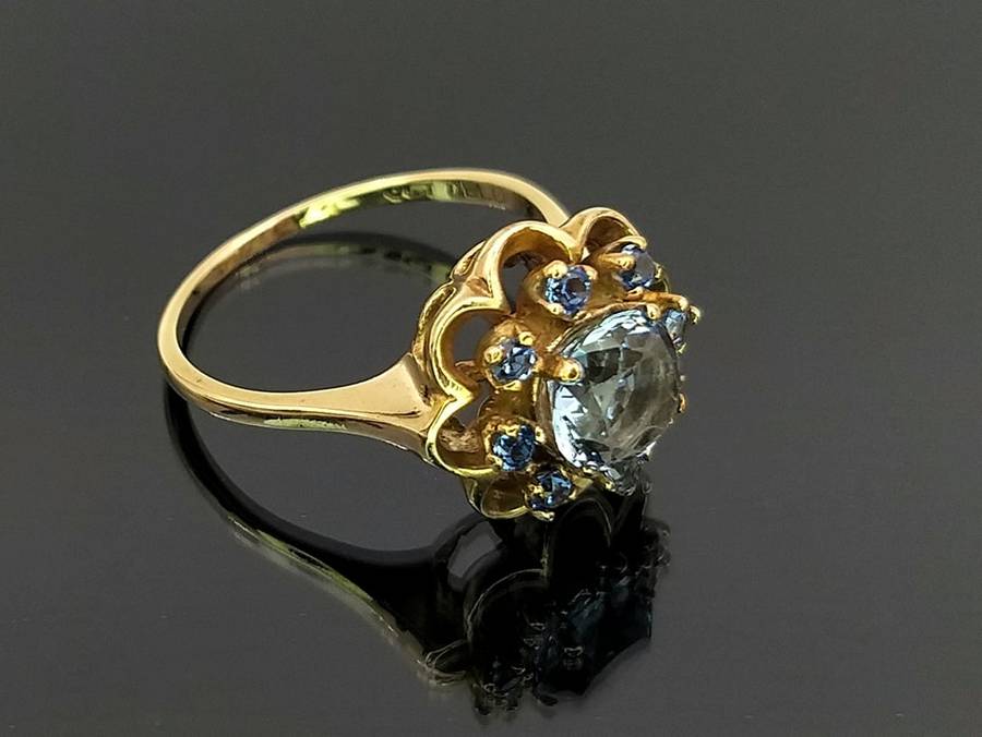Beautiful 9ct gold blue topaz flower ring