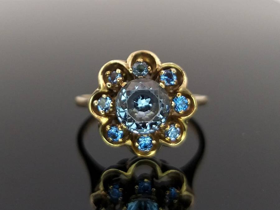 Beautiful 9ct gold blue topaz flower ring
