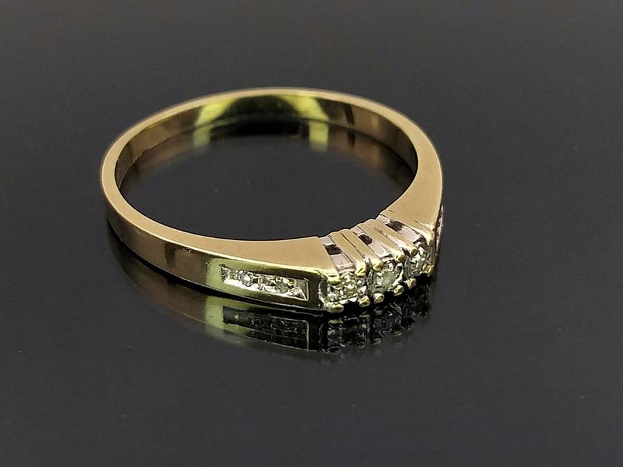 Vintage 9ct gold white diamond ring