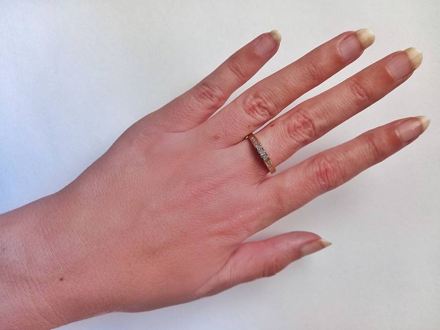 Vintage 9ct gold white diamond ring