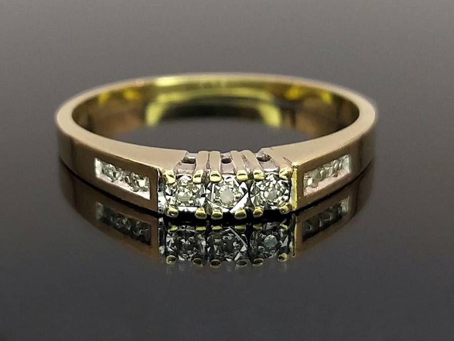Vintage 9ct gold white diamond ring