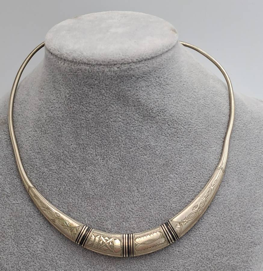 Vintage open choker necklace.  in tribal style made of white metal