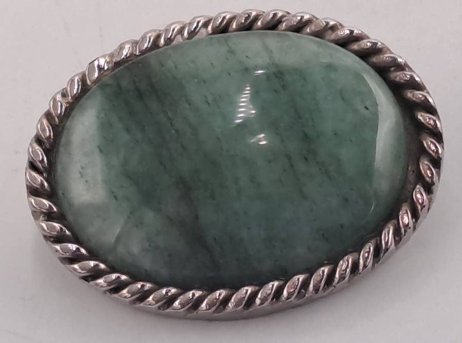 Vintage Oval Jade Brooch 3,7cm x 3,8cm