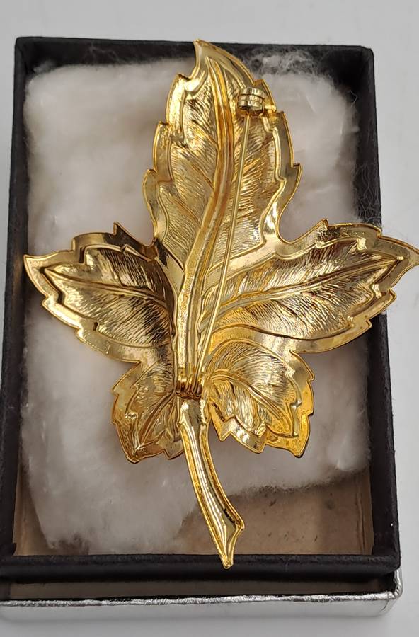 Vintage Gold Tone Pin Brooch Blush Pink Leaf -enamel