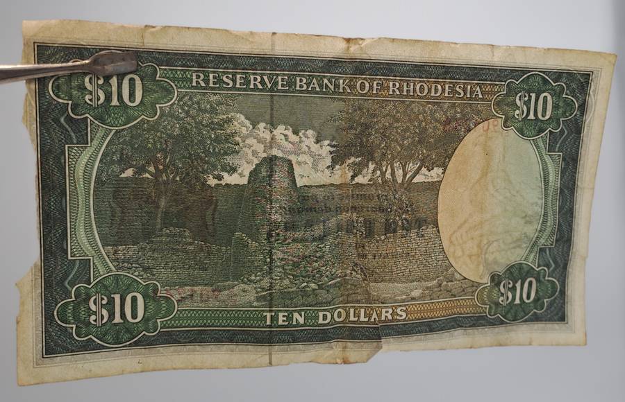 Rhodesia 1979 -10 Dollars Circulated - Bird Watermark- See Condition