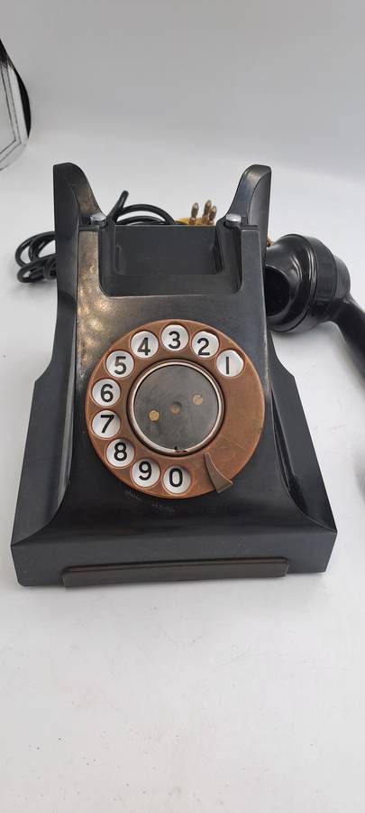 1940-1950'S Bakelite Telephone with cords and plug