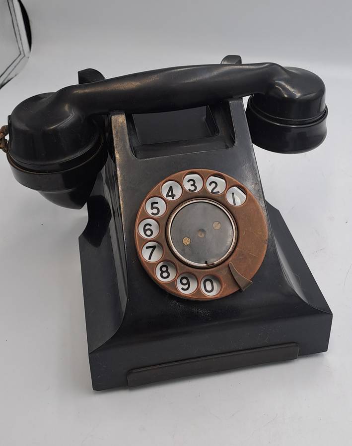 1940-1950'S Bakelite Telephone with cords and plug