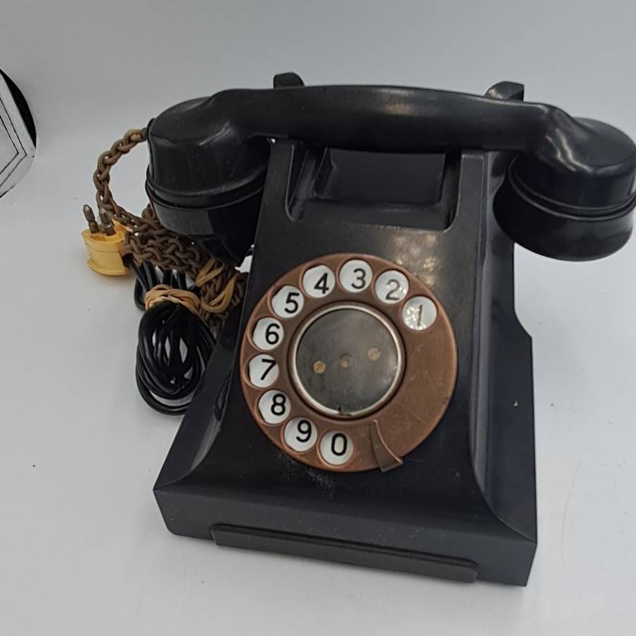 1940-1950'S Bakelite Telephone with cords and plug