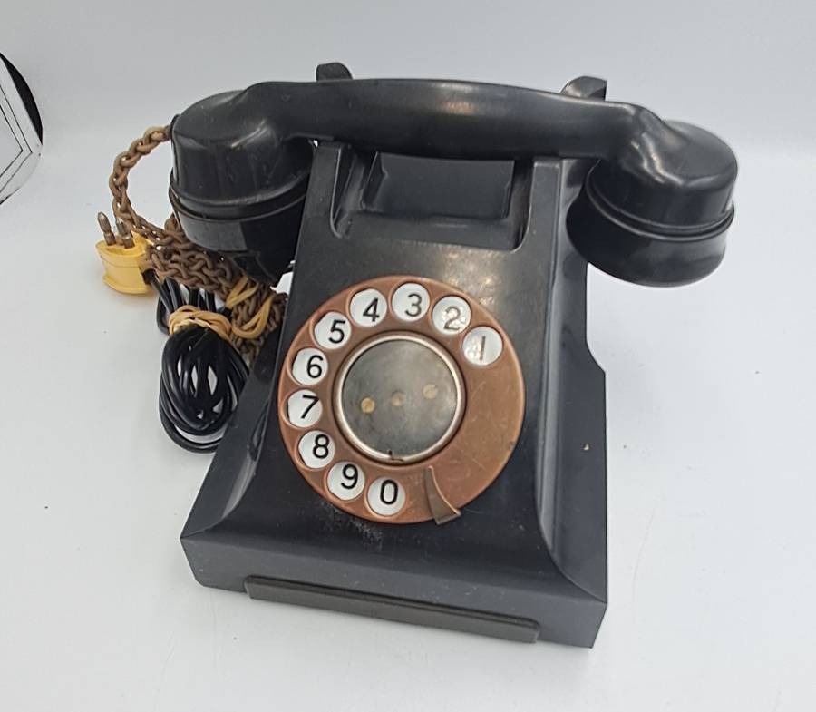 1940-1950'S Bakelite Telephone with cords and plug