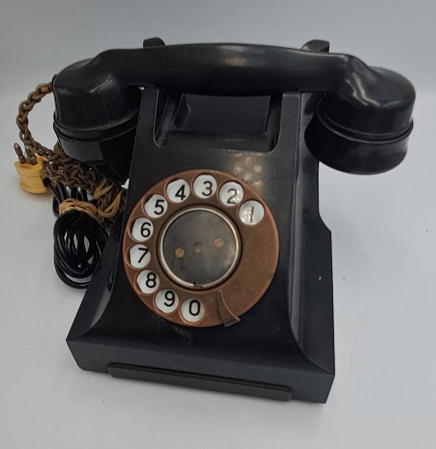 1940-1950'S Bakelite Telephone with cords and plug