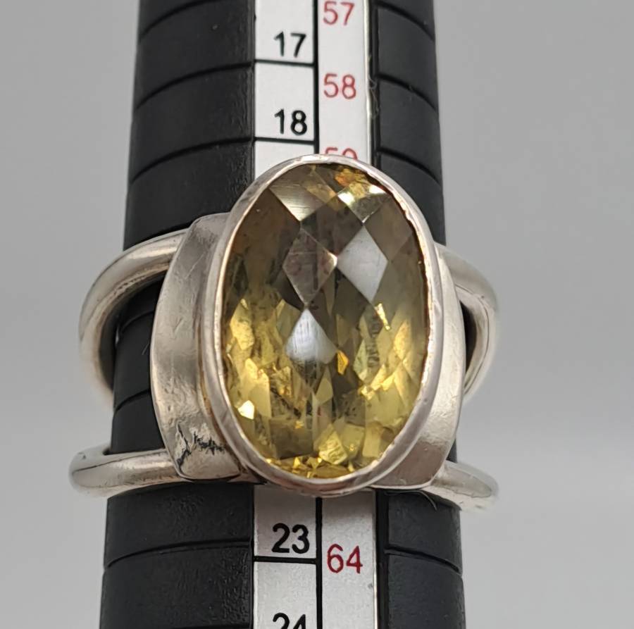 Pre-owned silver ring with citrine gemstone