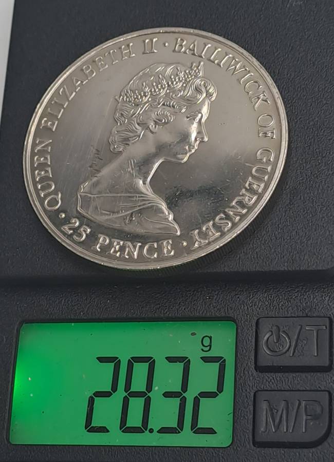 1980 United Kingdom 25 Pence - Guernsey  Elizabeth II Queen Mother Silver