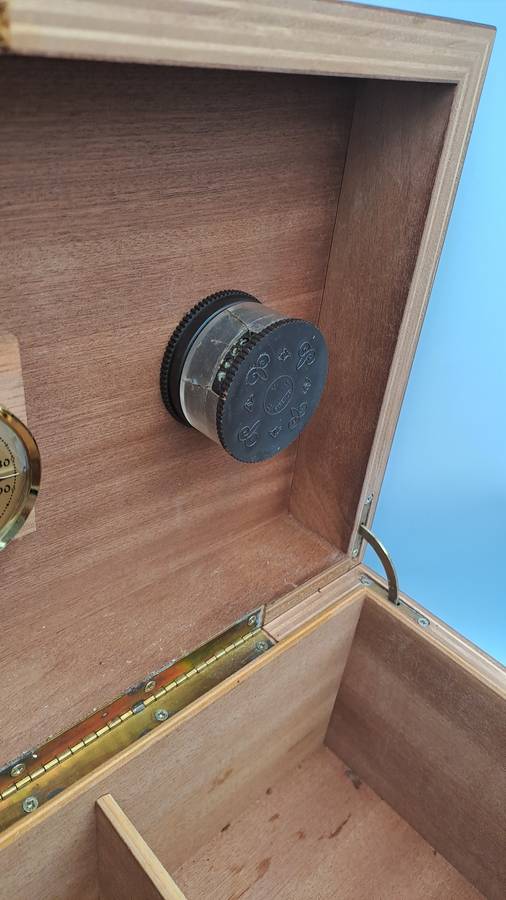 Wood Cigar Box with Hygrometer- with Key -fuenze made in italy