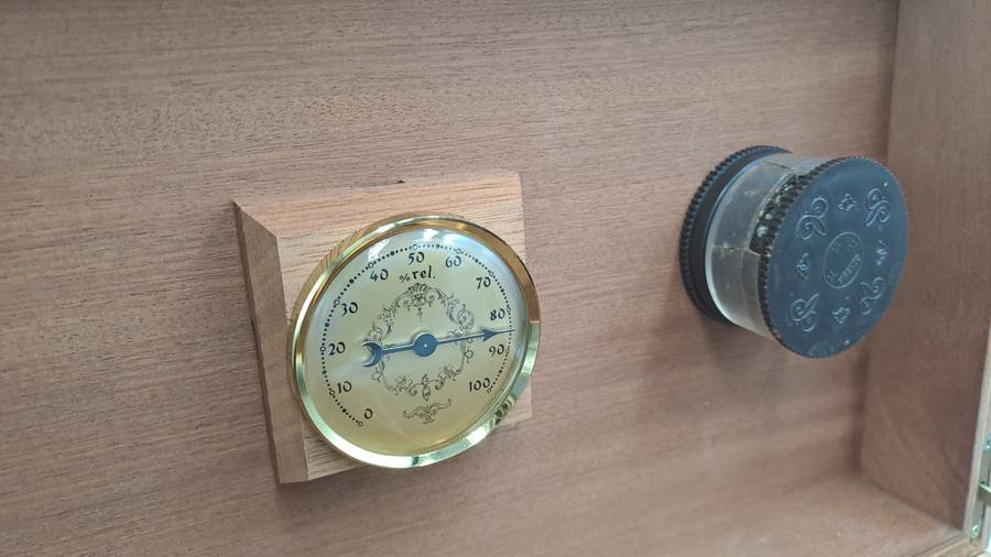 Wood Cigar Box with Hygrometer- with Key -fuenze made in italy