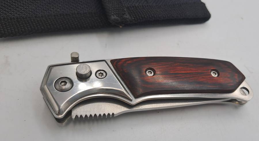 Small Pocket Knife with flick action in Canvas pouch- &,5cm closed