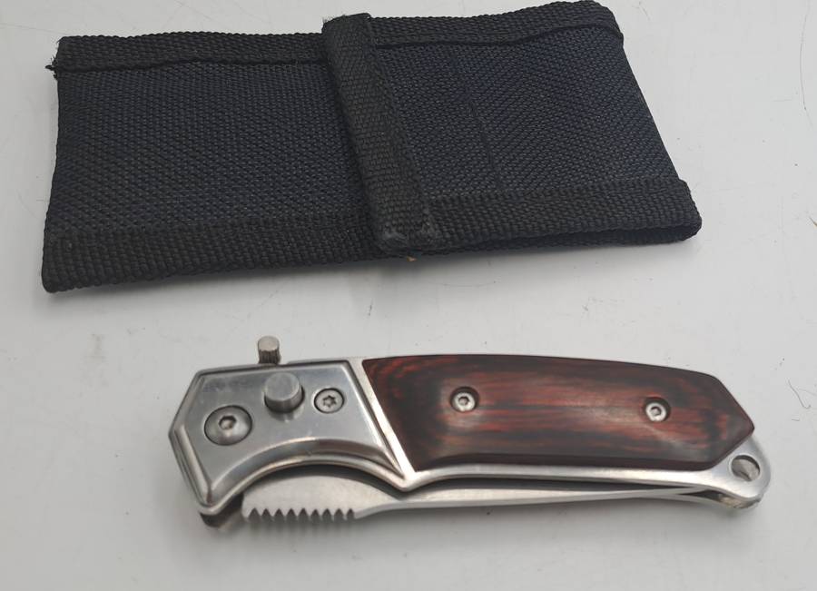 Small Pocket Knife with flick action in Canvas pouch- &,5cm closed