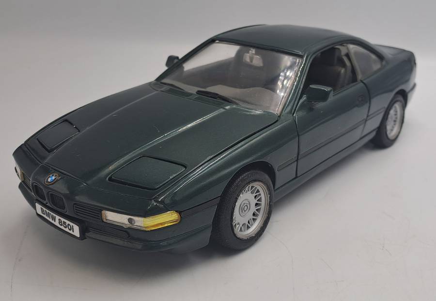 Die cast ROAD TOUGH No.92028 BMW 850i Scale 1/18- No BOX