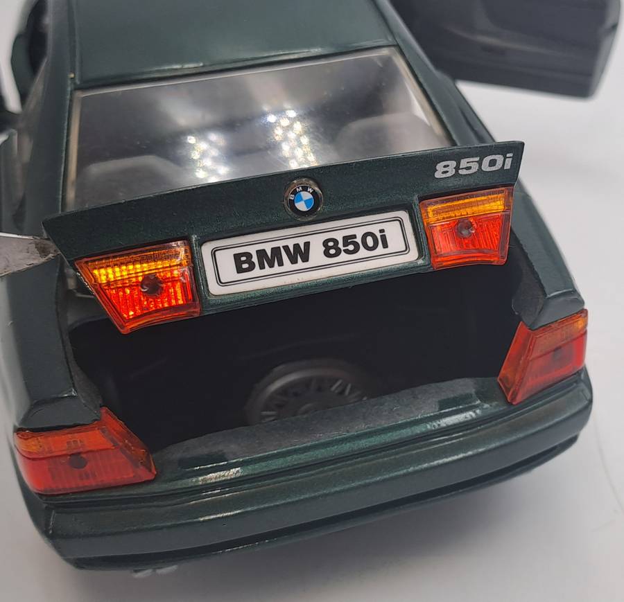 Die cast ROAD TOUGH No.92028 BMW 850i Scale 1/18- No BOX