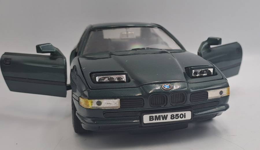 Die cast ROAD TOUGH No.92028 BMW 850i Scale 1/18- No BOX