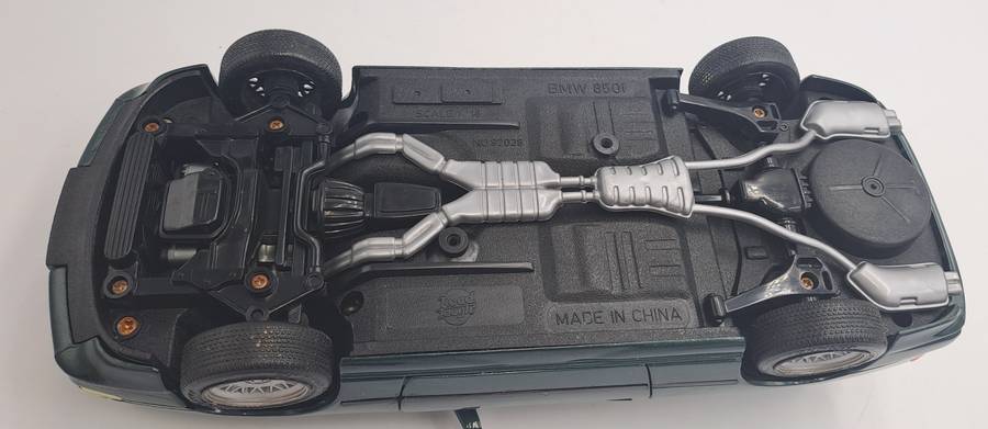 Die cast ROAD TOUGH No.92028 BMW 850i Scale 1/18- No BOX