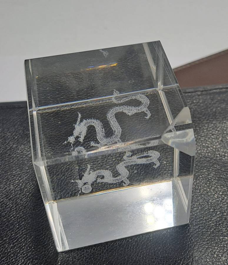 Chinese Dragon Crystal Glass Paperweight 3D Laser Etched Cube-Boxed 4,5cm x 5cm x 5cm