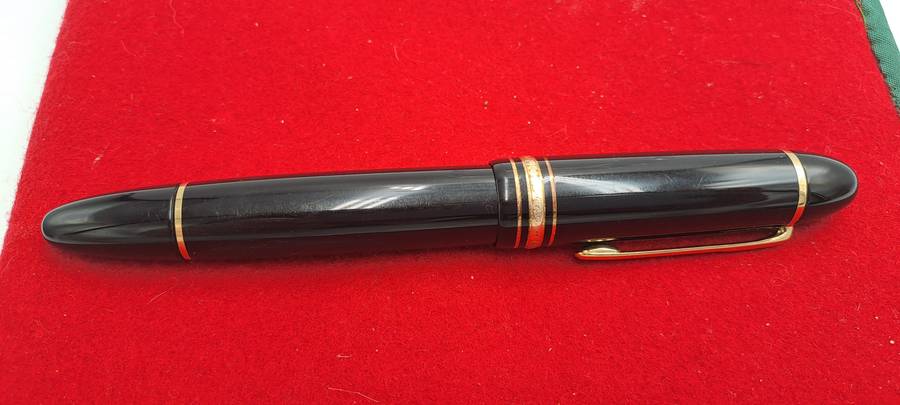 Pre-Owned Mont Blanc Fountain Pen with 4810 18kt 750 Gold Nib-Barrel and Cap DAMAGED