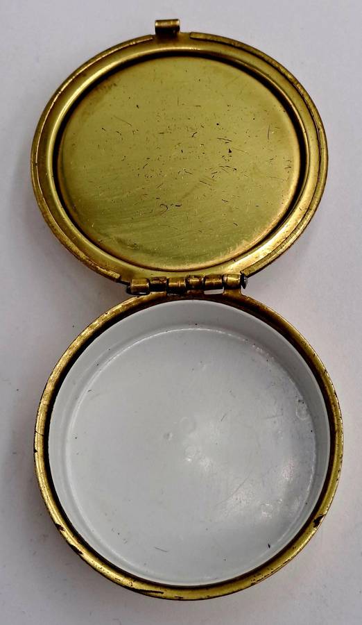 Vintage Victorian Courting Couple Enamel Hinged Round Pill Box Made In Japan