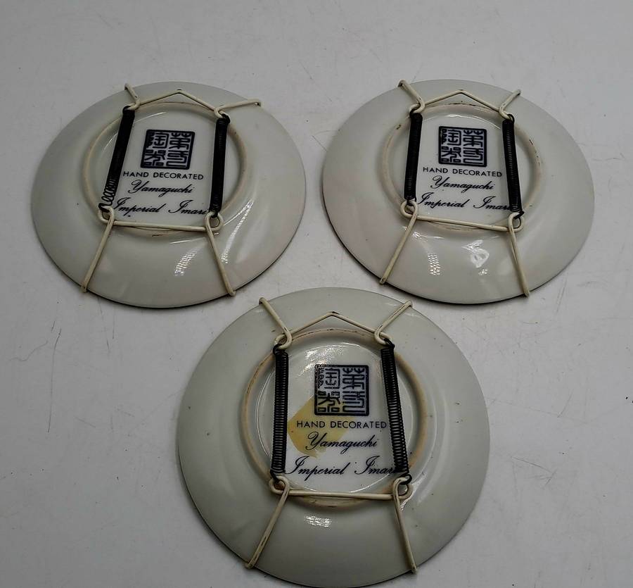 3 Small 10,2cm Vintage Hand Decorated Yamaguchi Imperial Imari wall Plates with Hangers