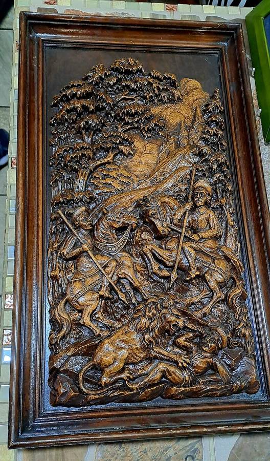 Vintage Syroco wood plaque depicting a lion hunt by The Syracuse Ornamental Company,