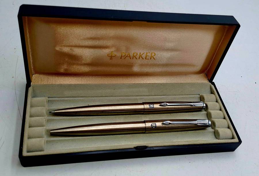 Pre-Owned 1982 Parker Roller ballpen and 0.5 Pencil set (the pencil have a blockage)-Branded