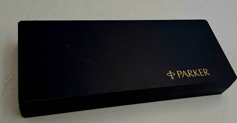 Pre-Owned 1982 Parker Roller ballpen and 0.5 Pencil set (the pencil have a blockage)-Branded