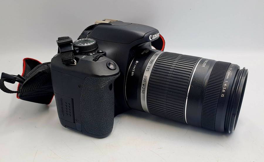 Pre-owned Canon EOS 600D Camera Combo with 55-250mm Zoom and 18-55mm Lenses