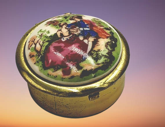 Vintage Victorian Courting Couple Enamel Hinged Round Pill Box Made In Japan