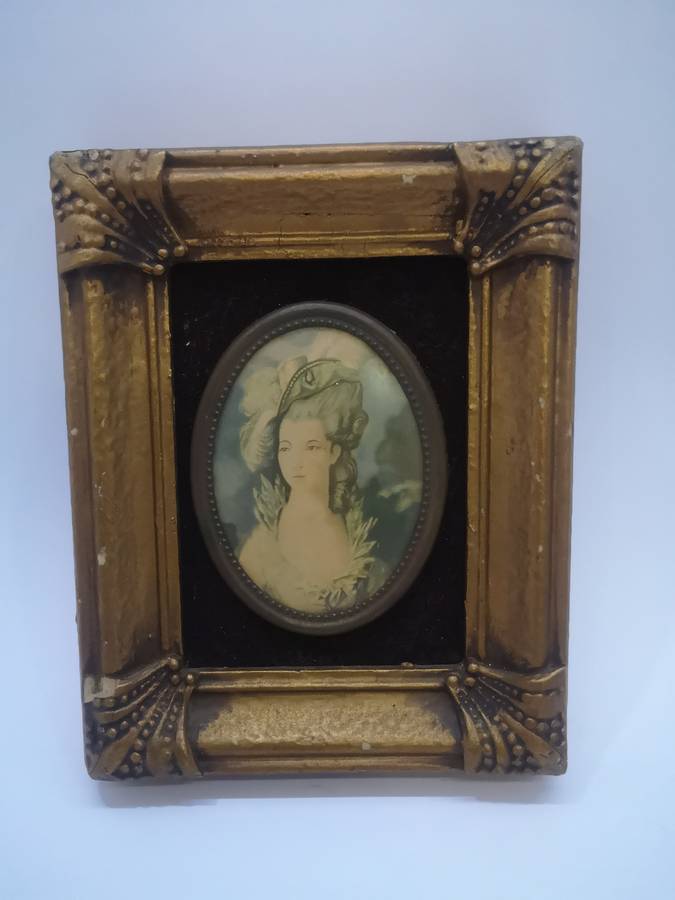 Small ornate frame with picture