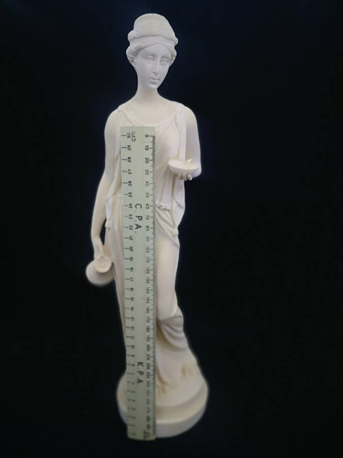 Arta Fina statue