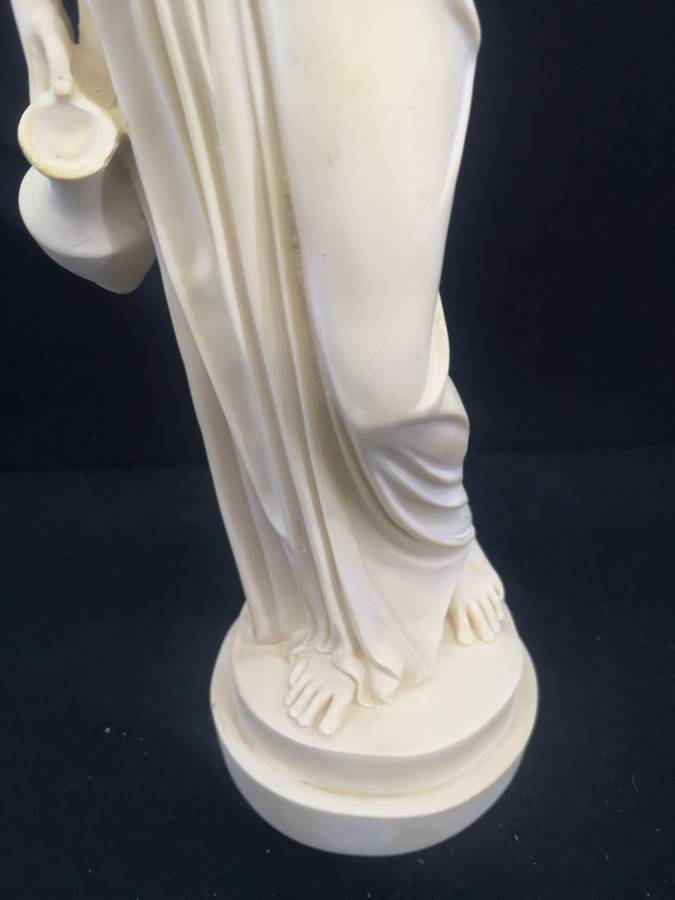 Arta Fina statue