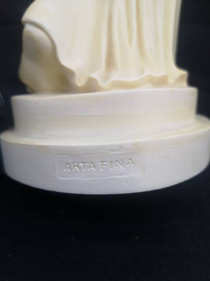 Arta Fina statue