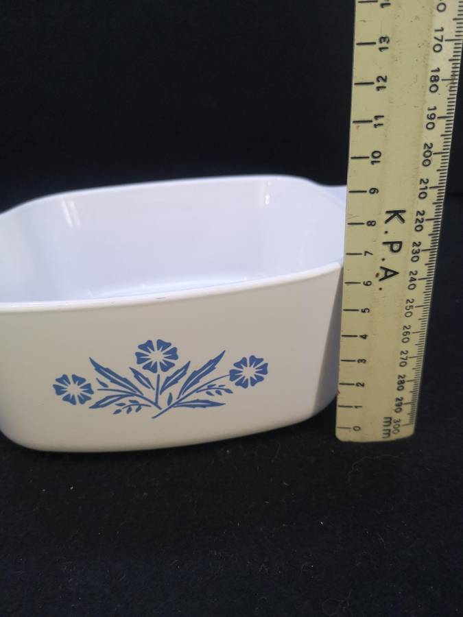 Vintage Corning Ware Blue cornflower with Pyrex lid