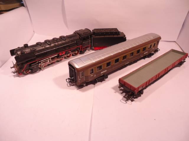 Marklin - Heavy Good Locomotive - # 3027 - Untested plus Rolling Stock