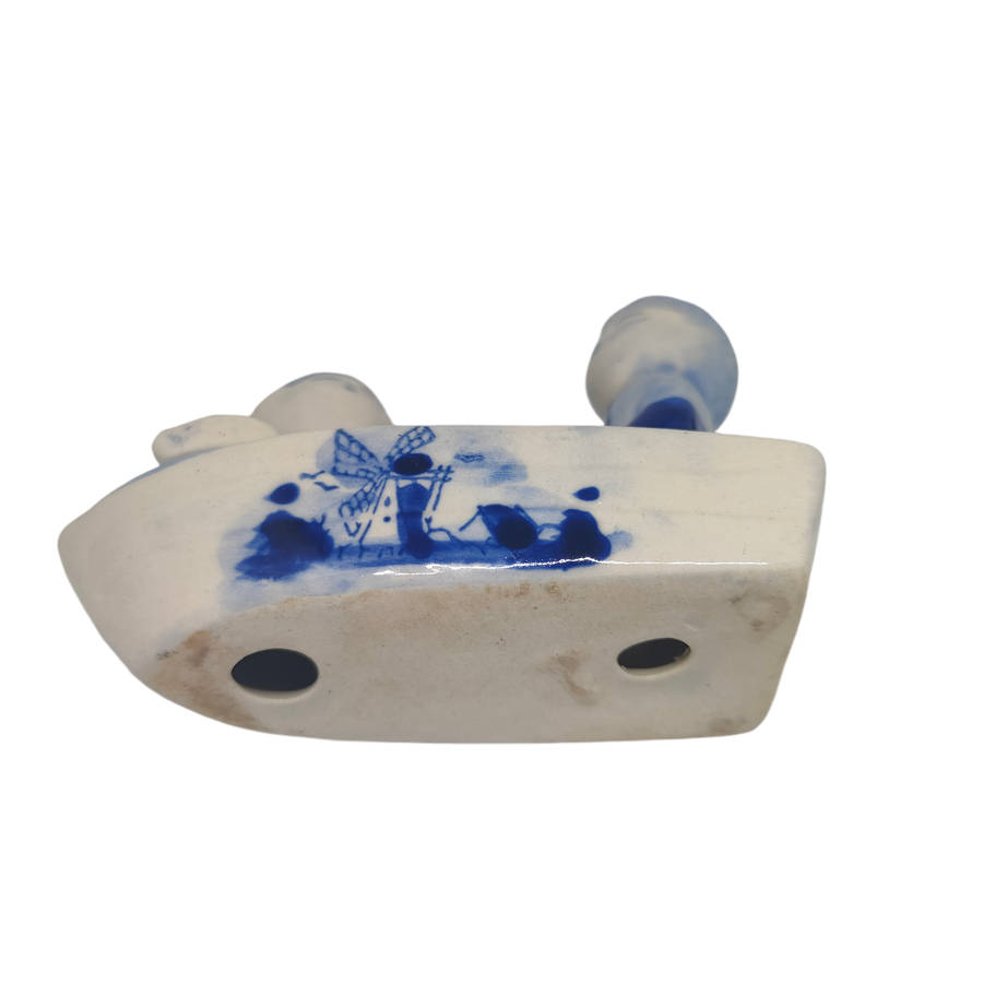 Vintage Delft like couple in a boat