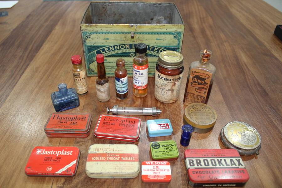 Medical collectors!!.....Lennon's Home Chemist  (in Dutch - Huis Apotheek)