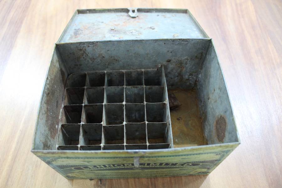 Medical collectors!!.....Lennon's Home Chemist  (in Dutch - Huis Apotheek)