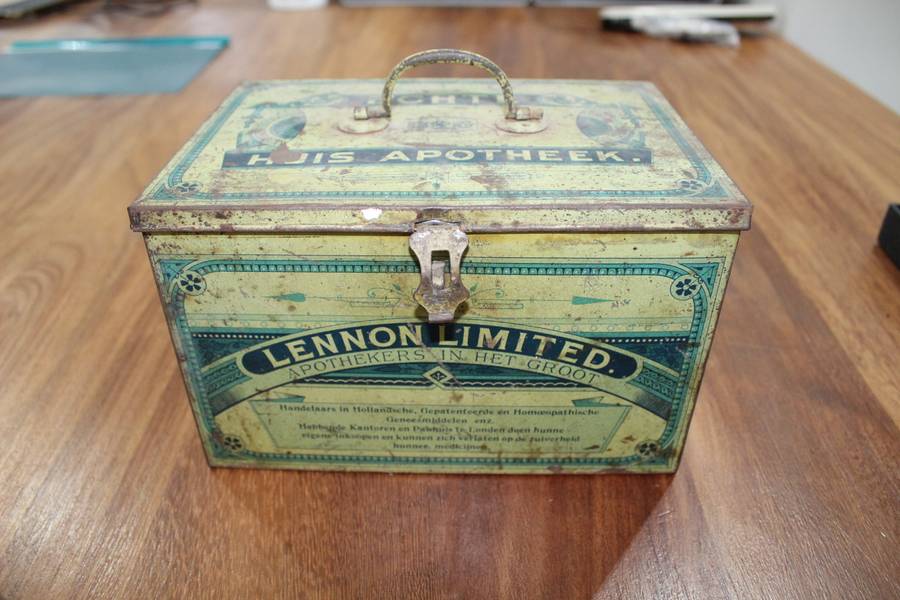 Medical collectors!!.....Lennon's Home Chemist  (in Dutch - Huis Apotheek)