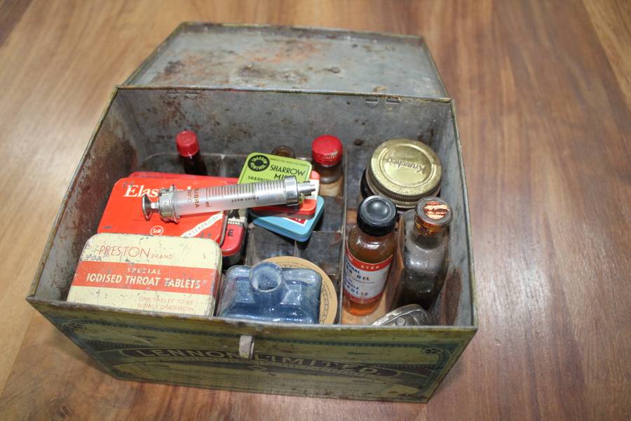 Medical collectors!!.....Lennon's Home Chemist  (in Dutch - Huis Apotheek)